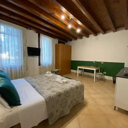 Casa Santa Caterina E Sant Antonio בית הארחה 3*
